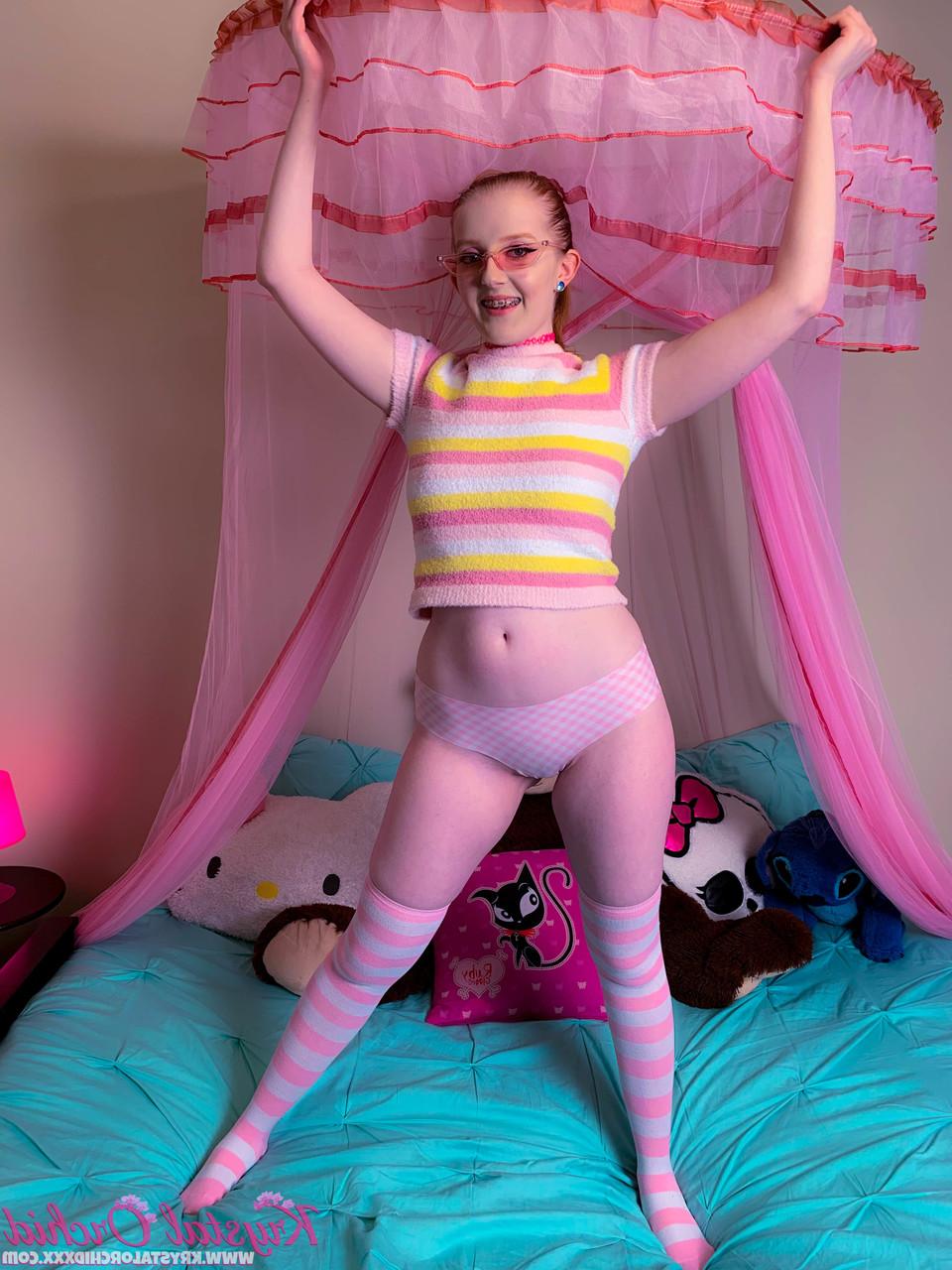 15P La pequeña joven krystal orchid mostrando sus jugosas tetas naturales y su manguito rosa