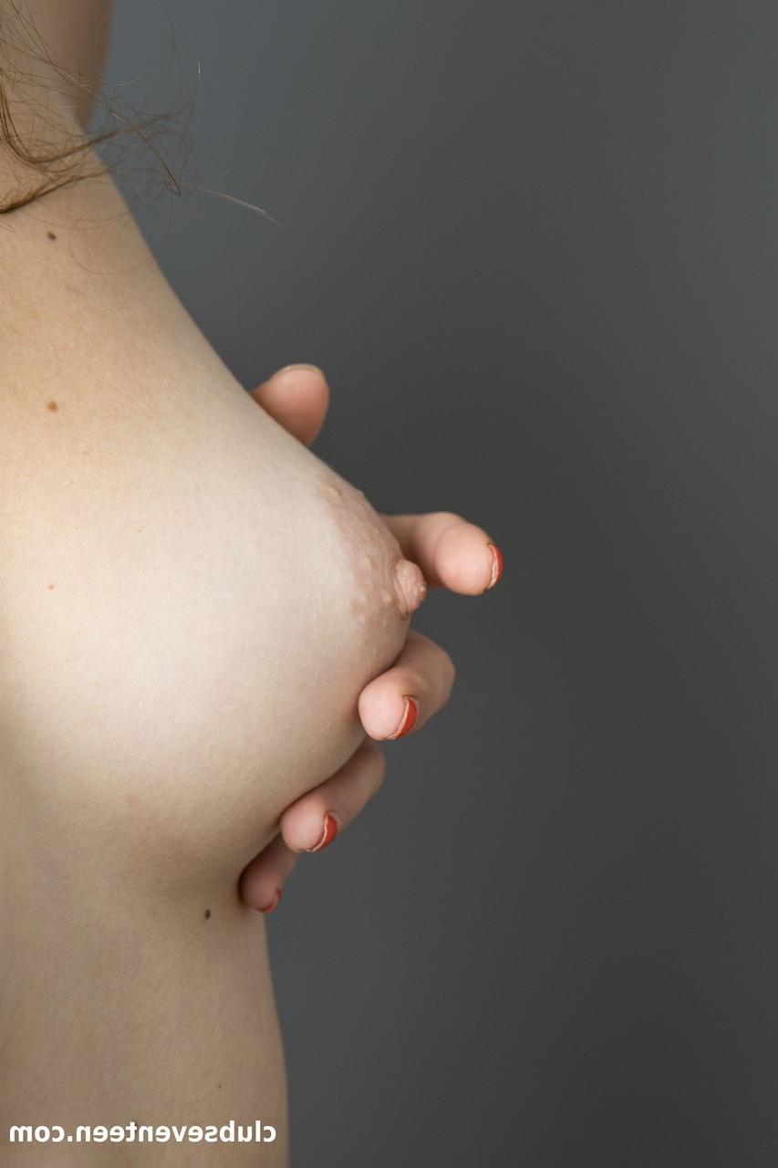 20P La jeune sexy Kitri Krasy exhibe ses jolis seins et sa délicieuse chatte sur le sol.