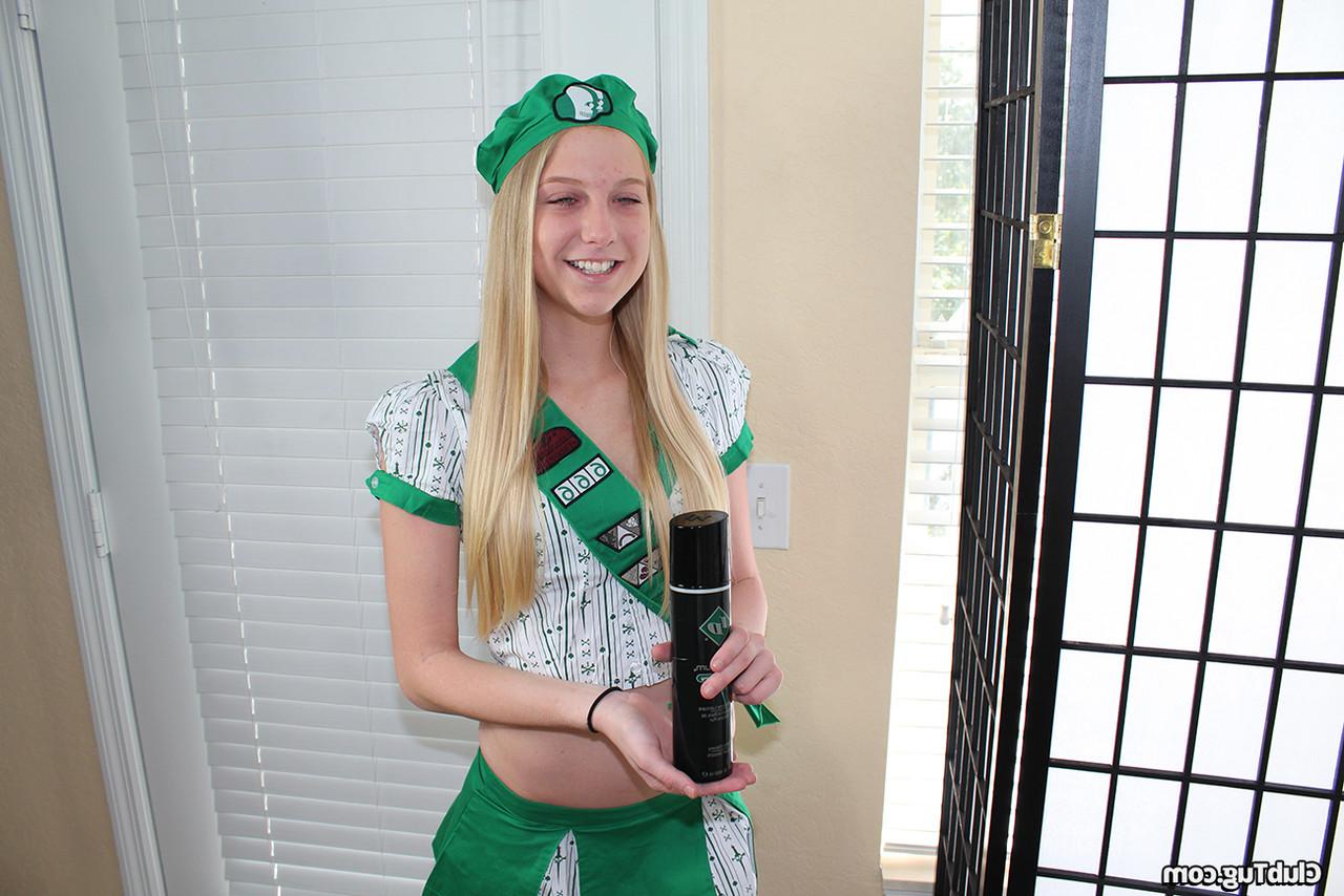 20P A linda adolescente Chassity Bliss lubrifica um pau e dá uma punheta em seu uniforme de escoteira