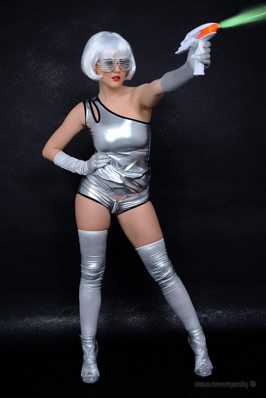 17P La modelo en solitario Pesky Martians luce labios rojos durante una sesión pinup