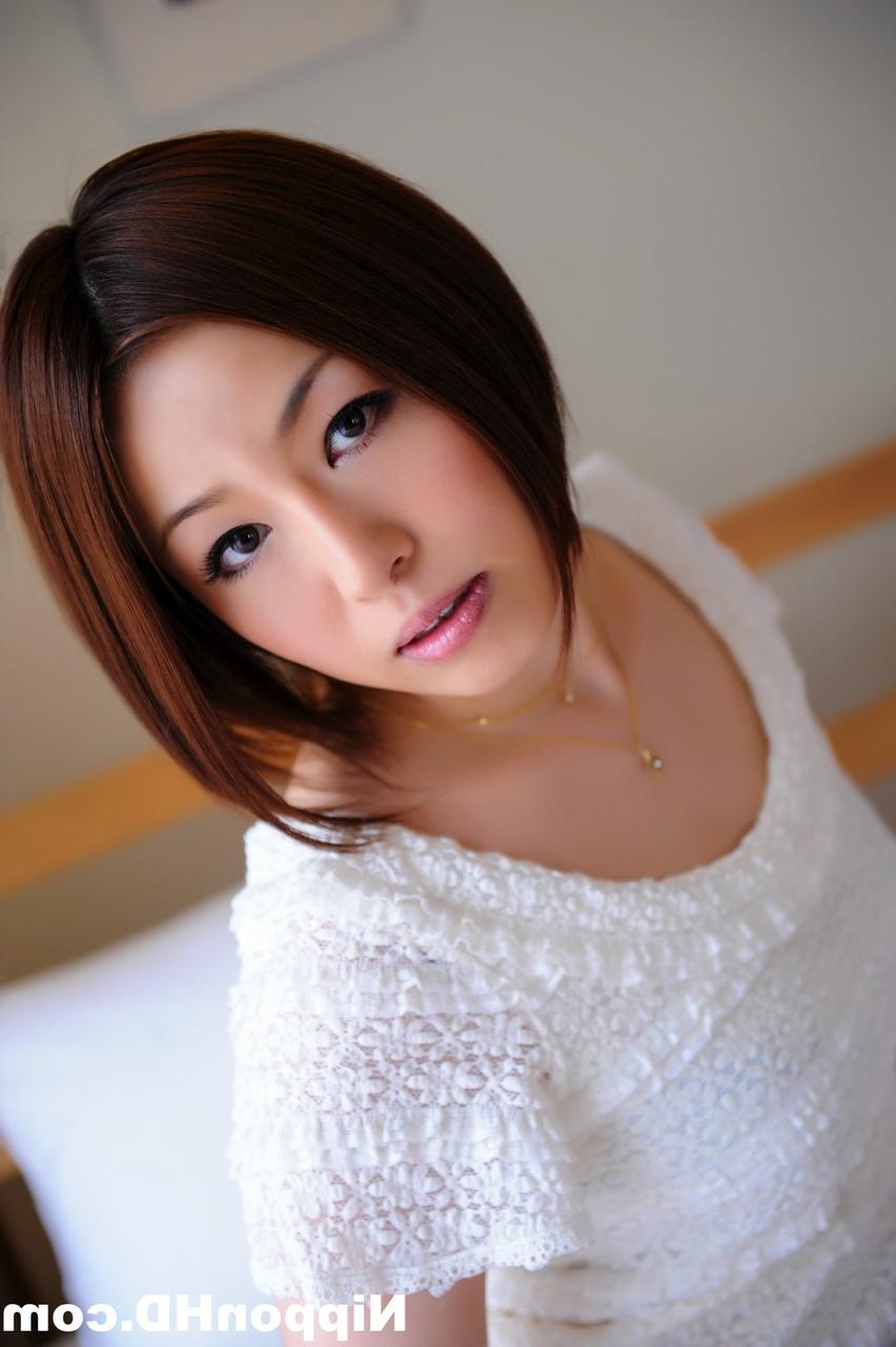 12P Japanisches Solomädchen zieht sich völlig nackt aus, um mit ihrer Muschi zu spielen