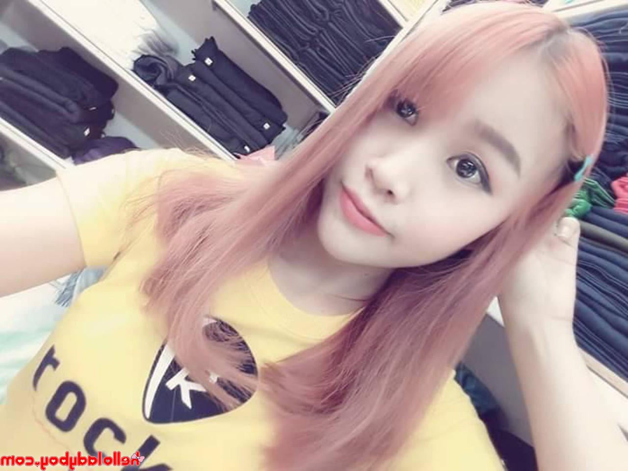 13P Sexy travesti asiática Nancy posando em várias roupas sexy em sua compilação