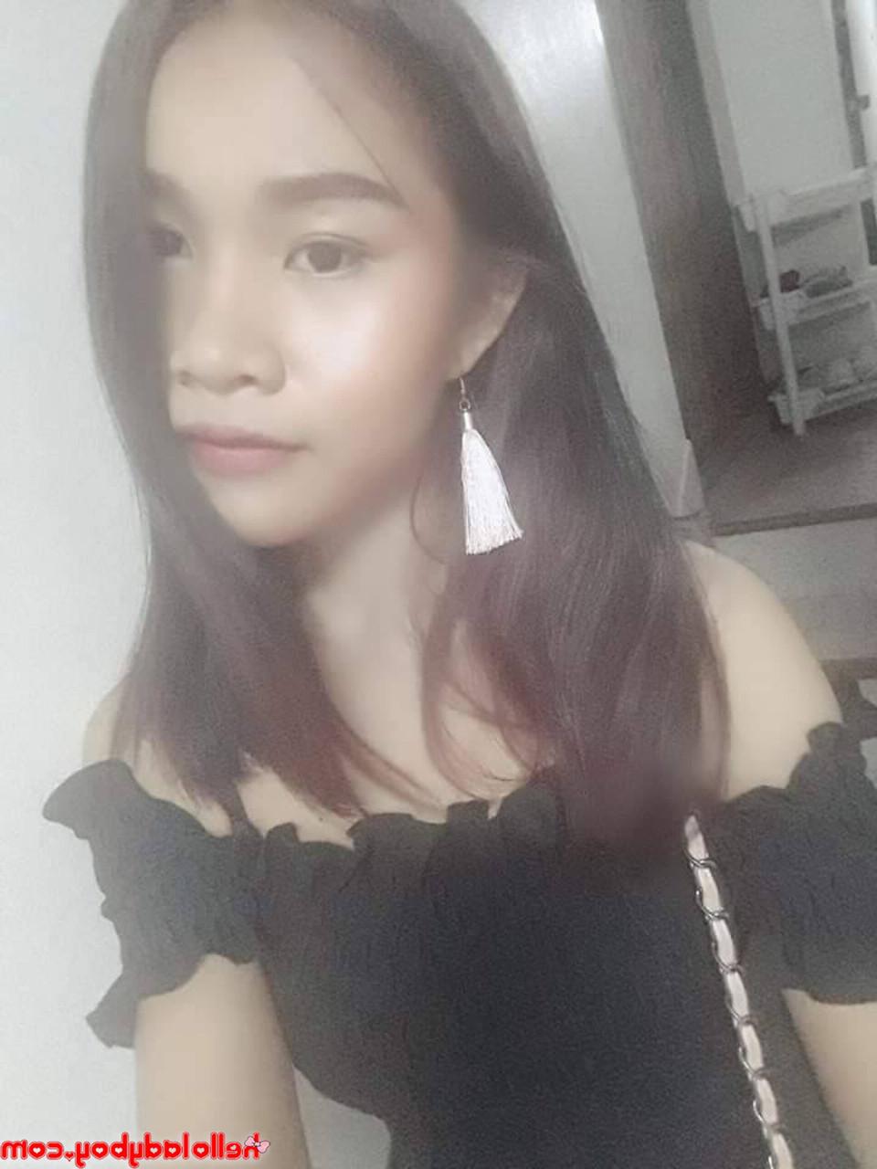 13P Sexy travesti asiática Nancy posando em várias roupas sexy em sua compilação