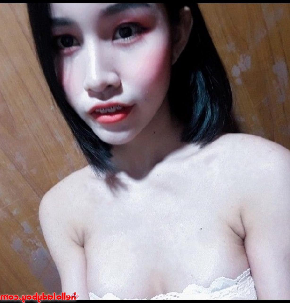 13P Sexy travesti asiática Nancy posando em várias roupas sexy em sua compilação