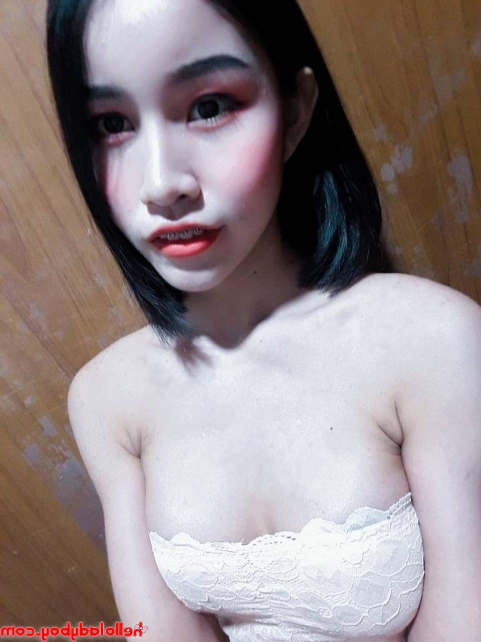 13P Sexy travesti asiática Nancy posando em várias roupas sexy em sua compilação