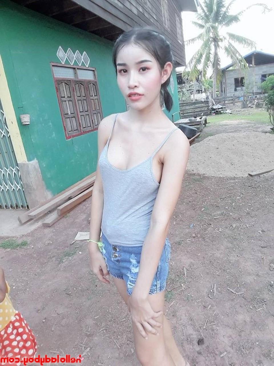 13P Sexy travesti asiática Nancy posando em várias roupas sexy em sua compilação