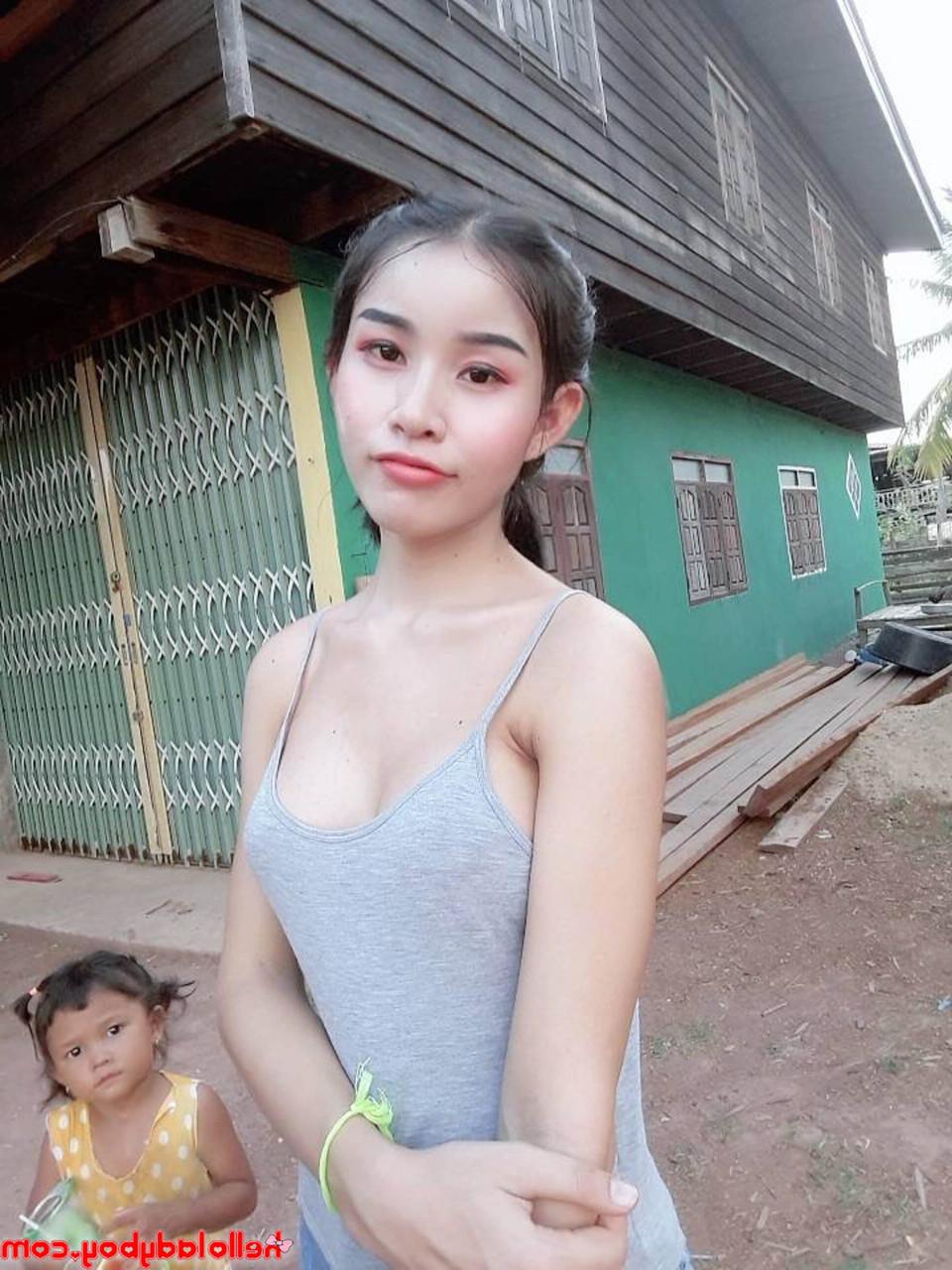 13P Sexy travesti asiática Nancy posando em várias roupas sexy em sua compilação