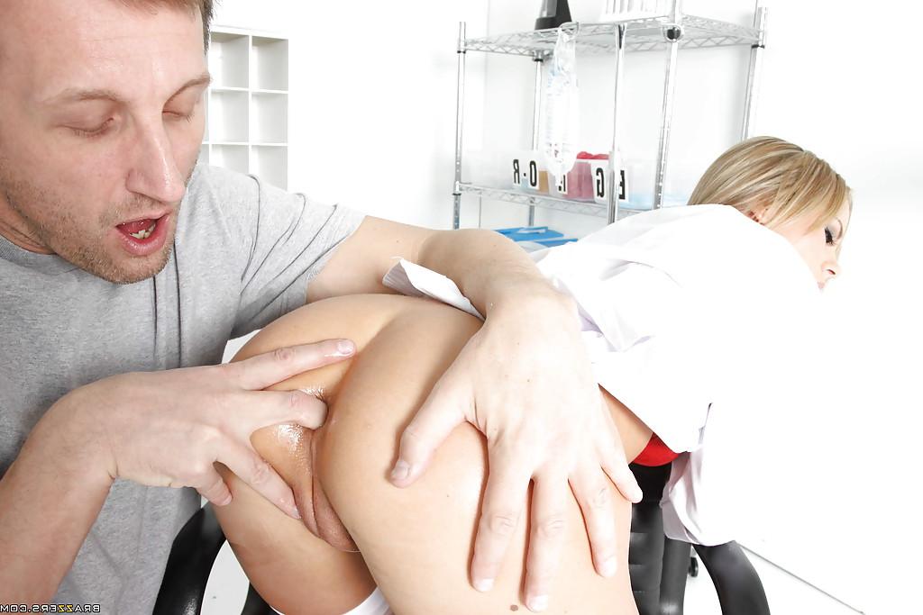 16P Die sexy Ärztin in Uniform und Strümpfen Bree Olson fickt mit ihrer Patientin