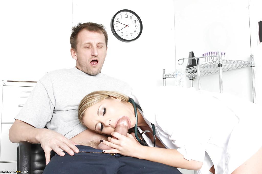 16P Die sexy Ärztin in Uniform und Strümpfen Bree Olson fickt mit ihrer Patientin