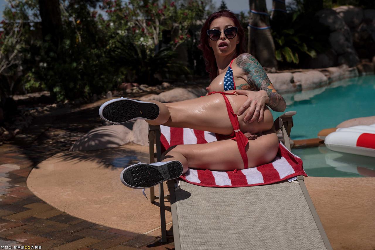 20P Die sexy MILF Monique Alexander zieht ihren Bikini aus und masturbiert am Pool