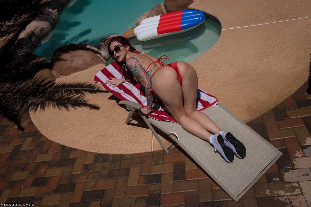 20P Die sexy MILF Monique Alexander zieht ihren Bikini aus und masturbiert am Pool