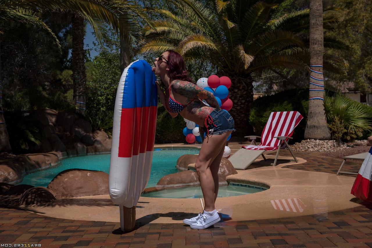 20P Die sexy MILF Monique Alexander zieht ihren Bikini aus und masturbiert am Pool