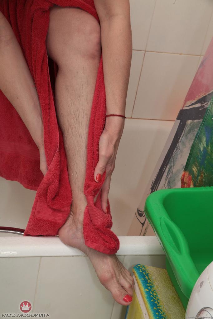 16P Karolina, mature, montre son castor mouillé lors de scènes de masturbation à la maison.