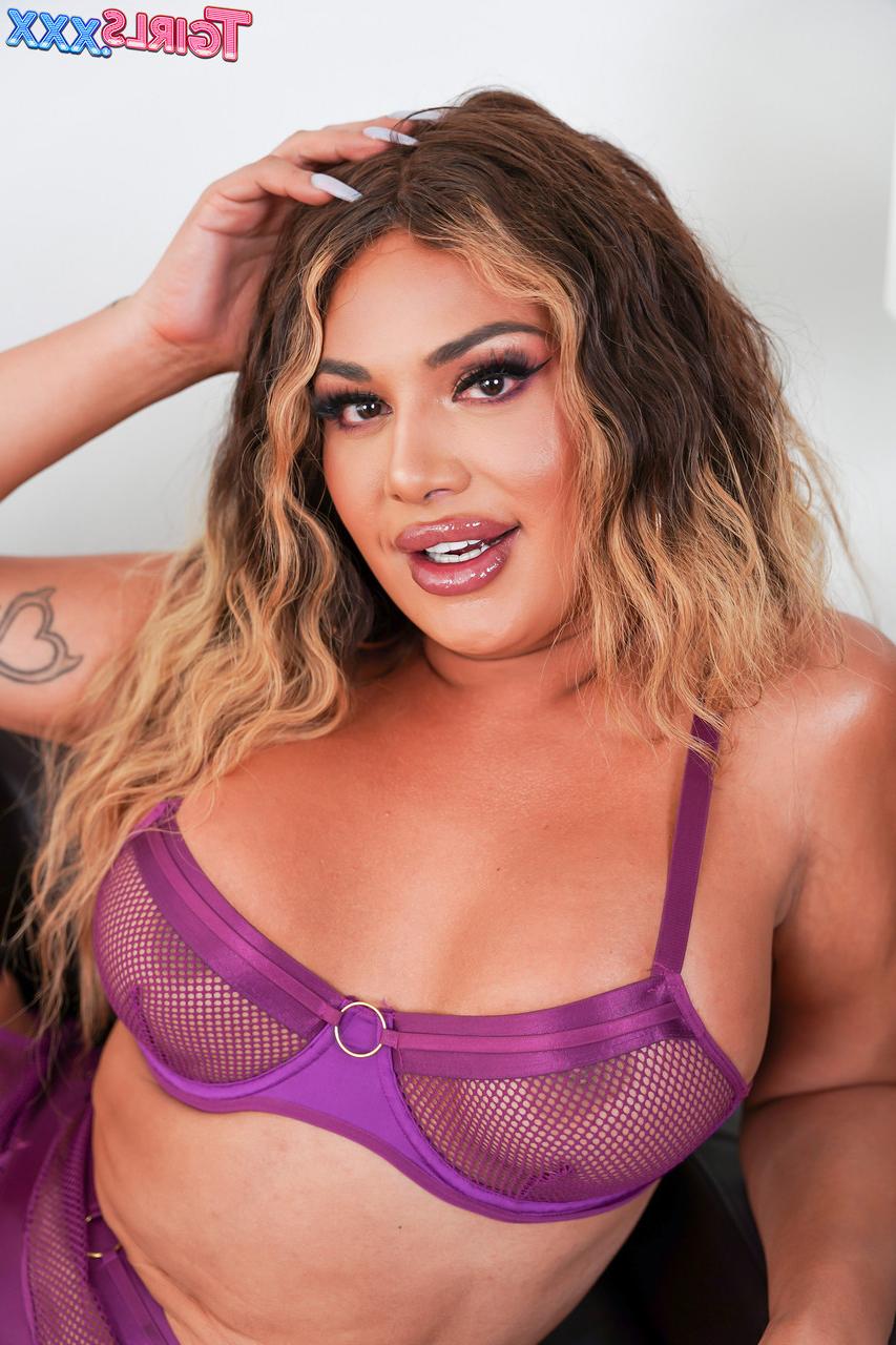 16P La transexuelle ébène sexy Gia Staxxx exhibe son gros cul, sa BBC et ses pieds en solo.