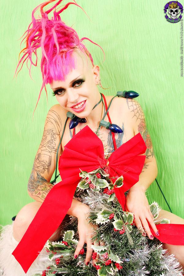 16P Alternative girl Roxy Contin holds a Christmas wreath while naked