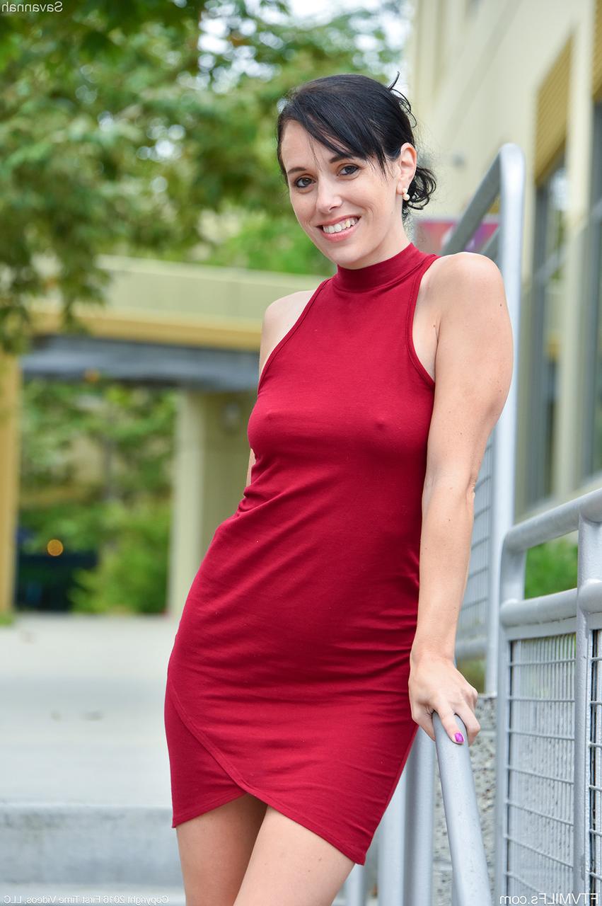 20P Pantyless MILF levanta o vestido em público e mostra seu clitóris sexy