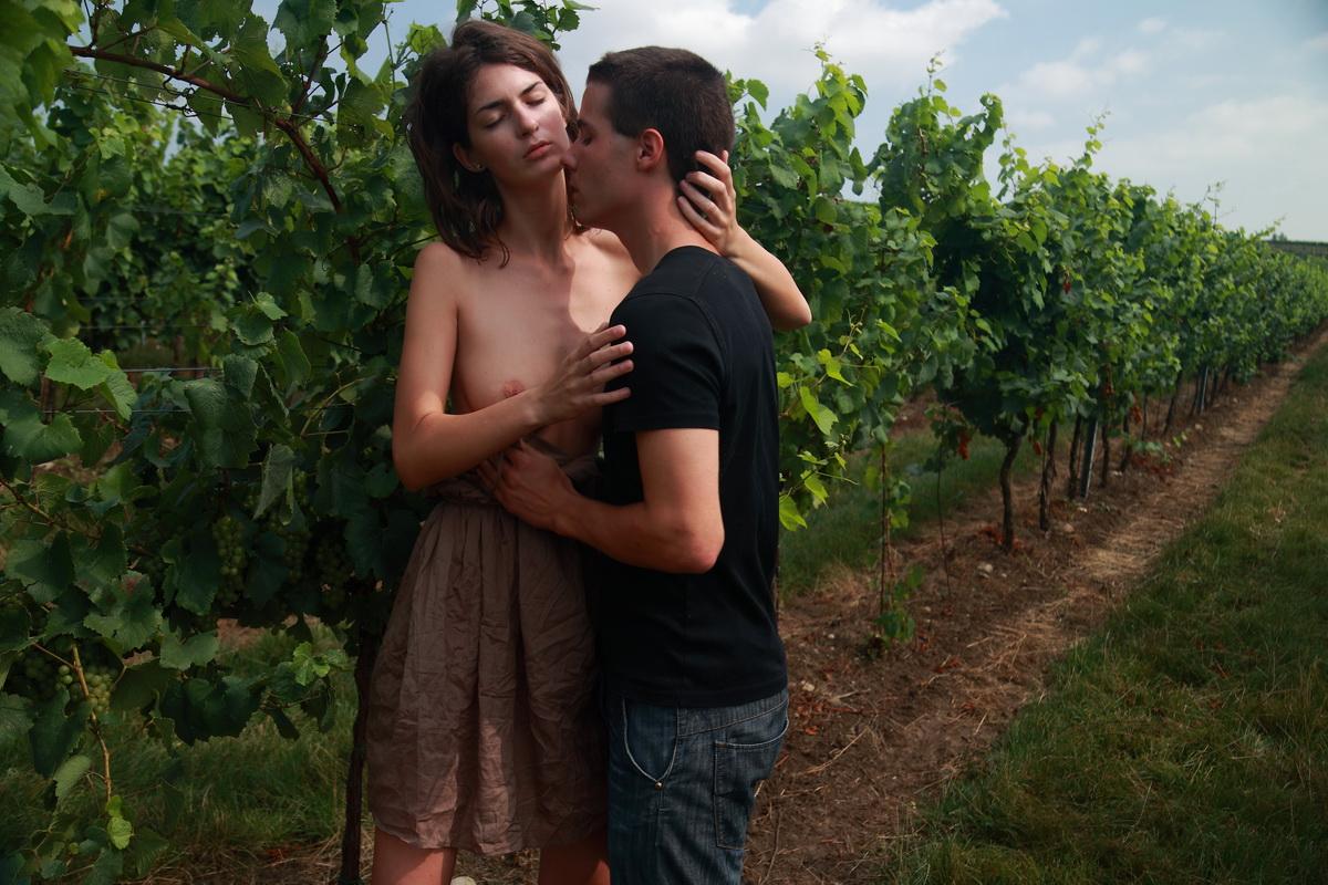 10P Casal adolescente excitado faz sexo entre fileiras de videiras