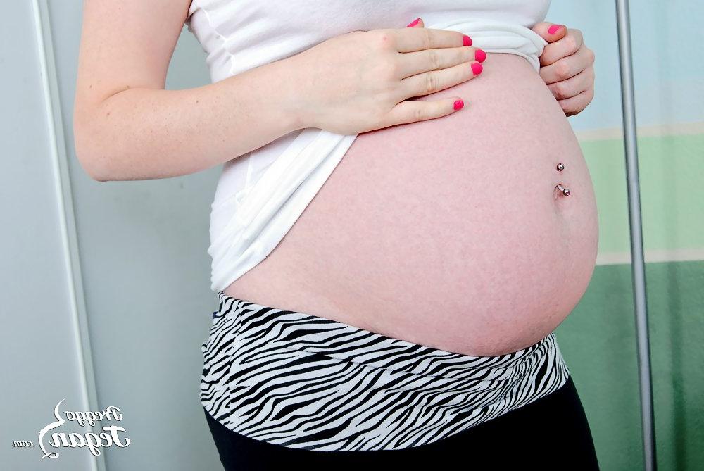 10P Loira grávida mostra sua barriga pesada antes de tocar sua buceta rosa