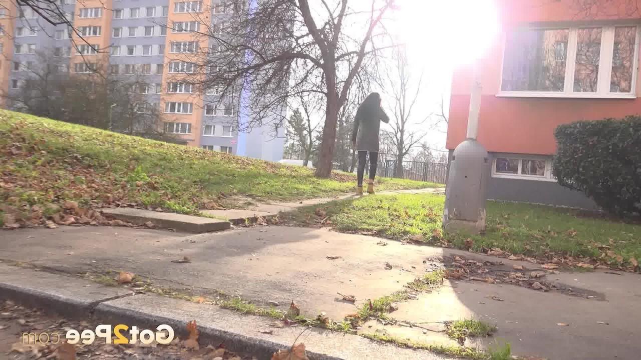15P A garota caucasiana Esperansa faz xixi urgente atrás de um carro estacionado