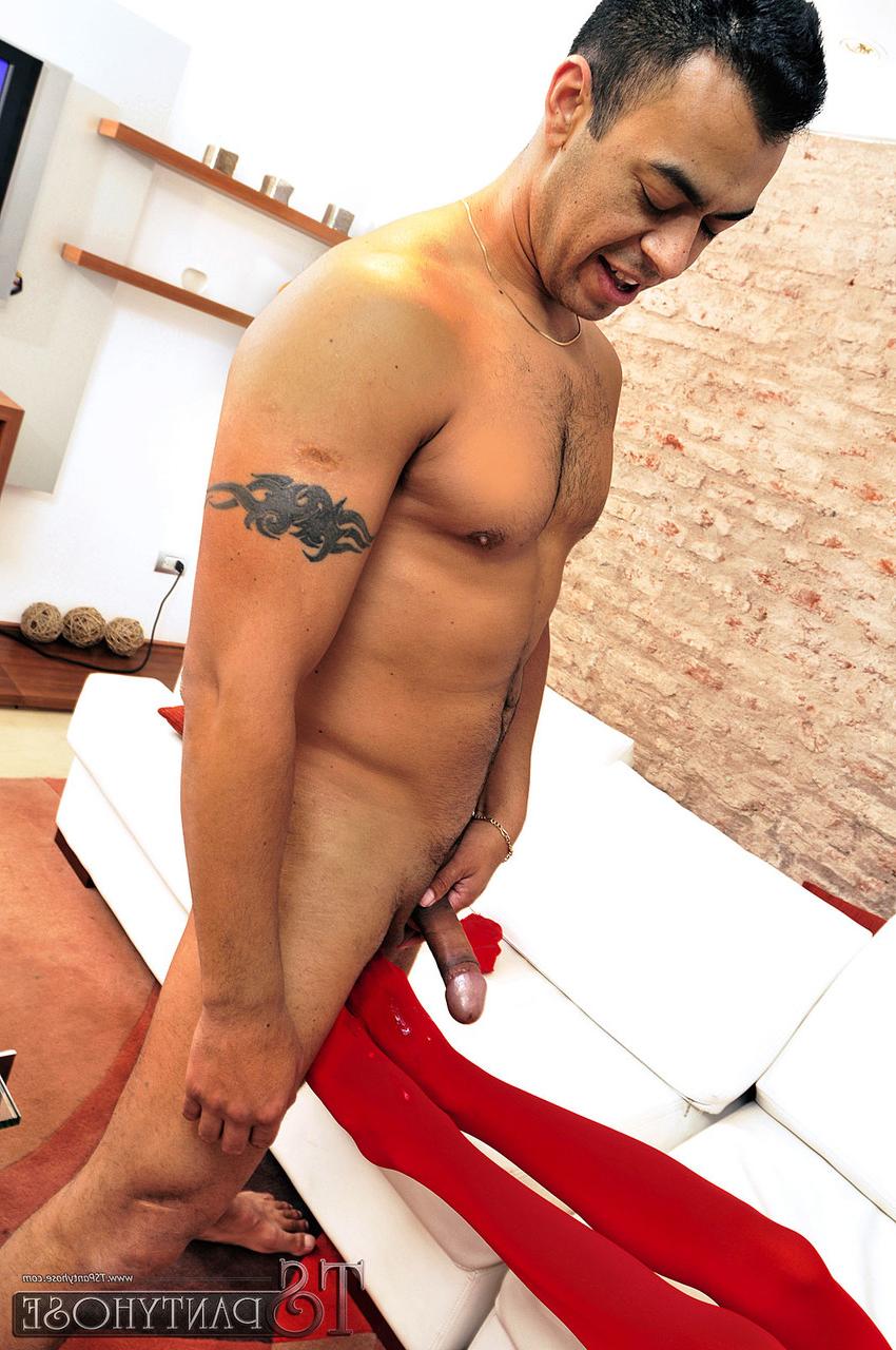 20P La glamorosa transexual Melissa se folla a su amante tatuado y le hace una paja con los pies