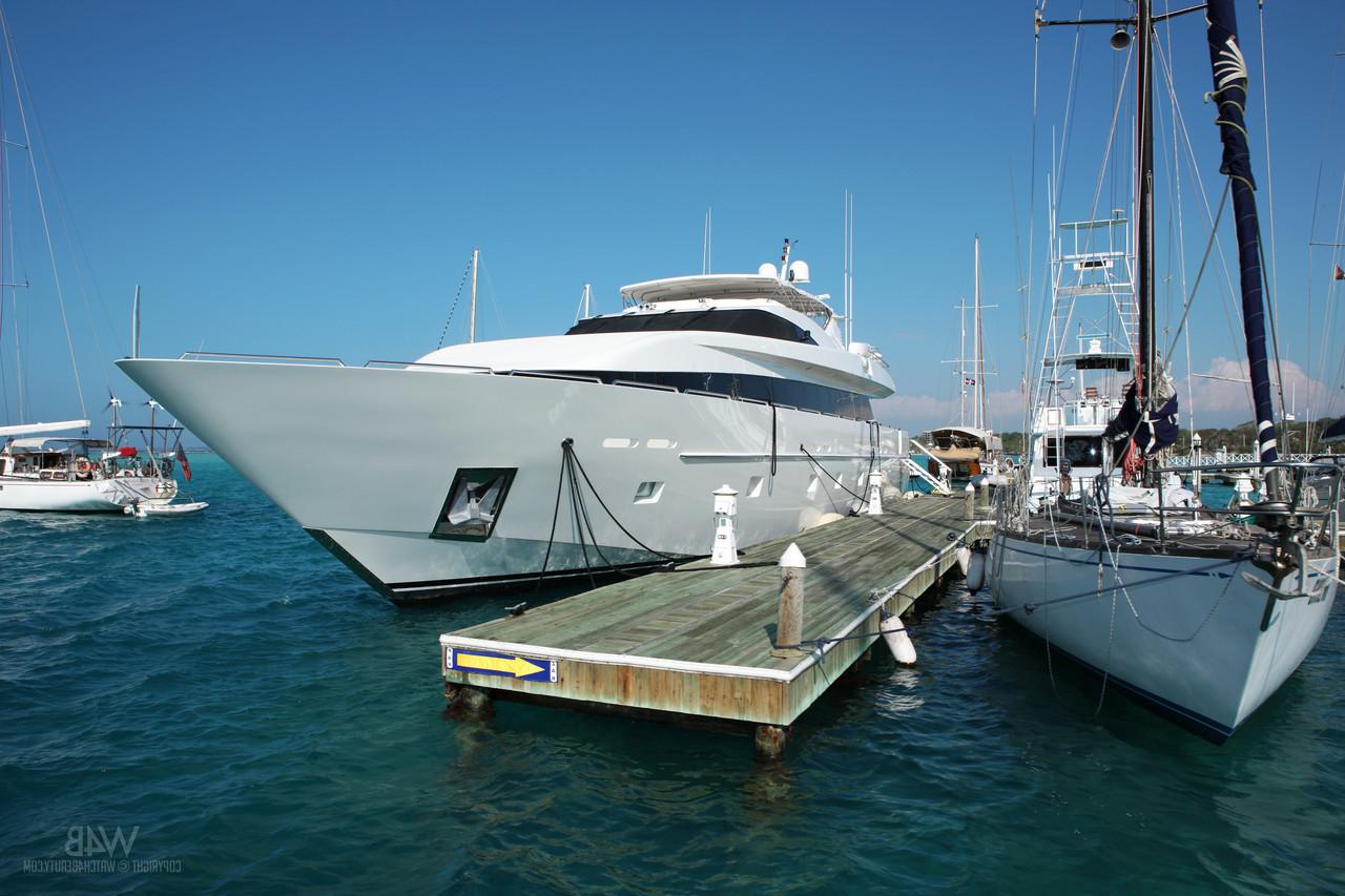 20P A gata tcheca Ashley Bulgari exibe seus peitos grandes e redondos enquanto faz um passeio de barco
