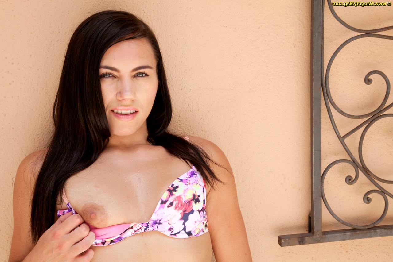 16P La amateur Jasmine Jayyde libera su jugoso trasero de un tanga cerca de una piscina