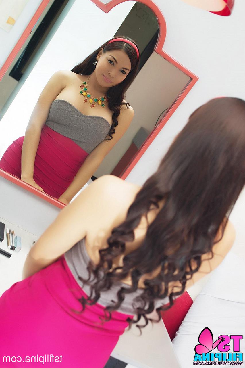 15P Linda travesti TS Filipina exibe seu grande saque durante um strip-tease sexy
