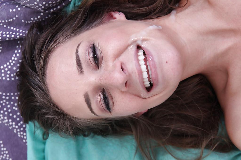 16P A estrela pornográfica adolescente Cassidy Klein levando dinheiro após uma foda hardcore