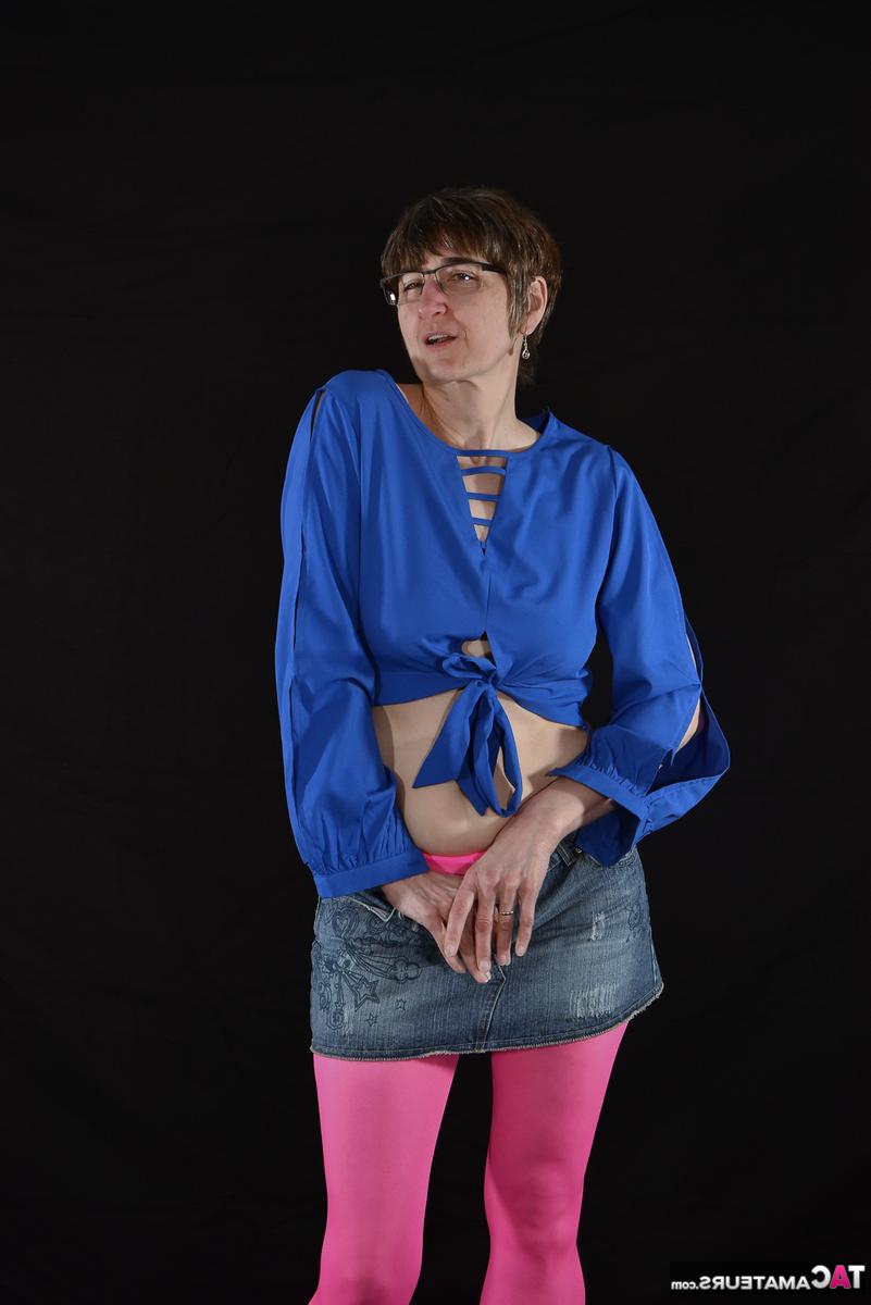 16P Kaukasische heiße MILF entblößt ihre natürlichen Titten in rosa Strumpfhosen
