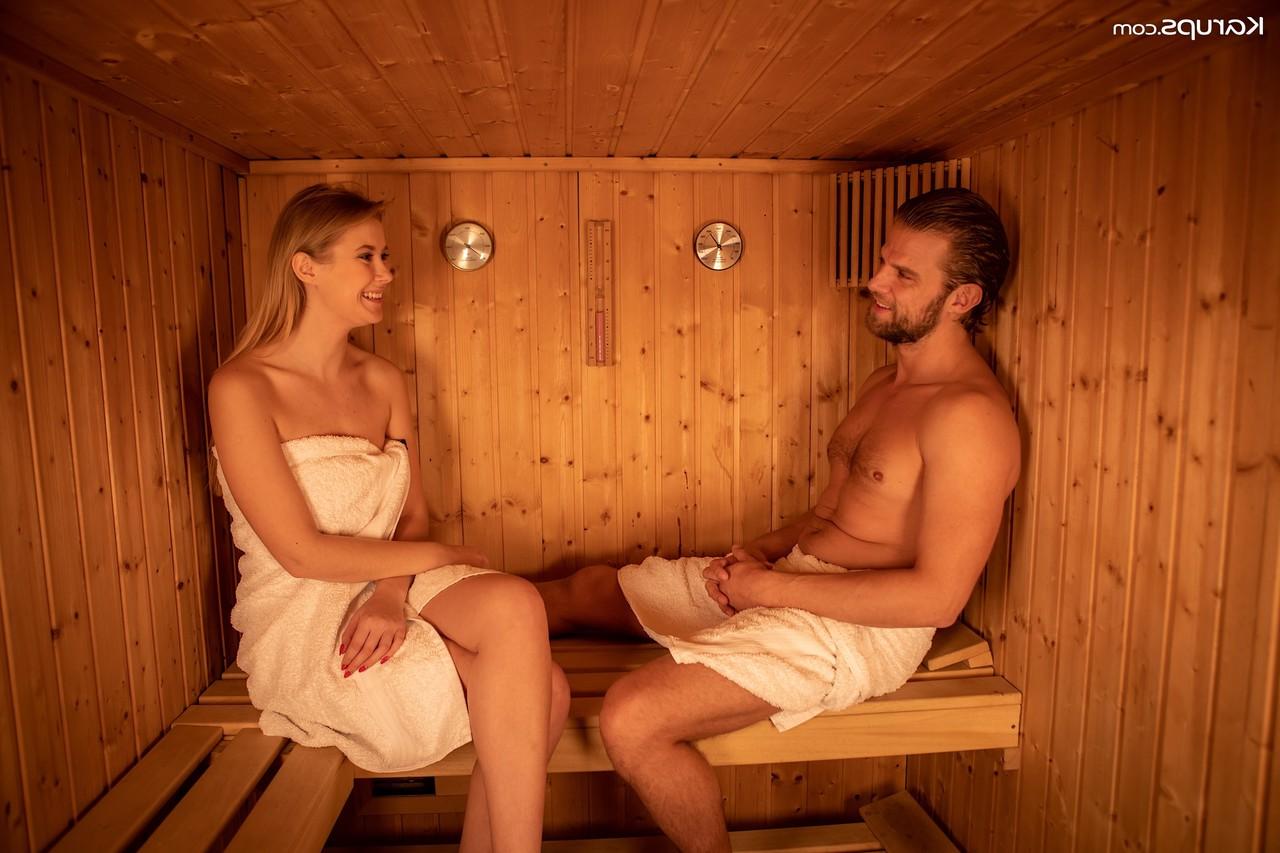 18P Das schöne Mädchen Eyla Moore lässt sich vor dem Ficken in der Sauna die Zehen und die Möse lecken