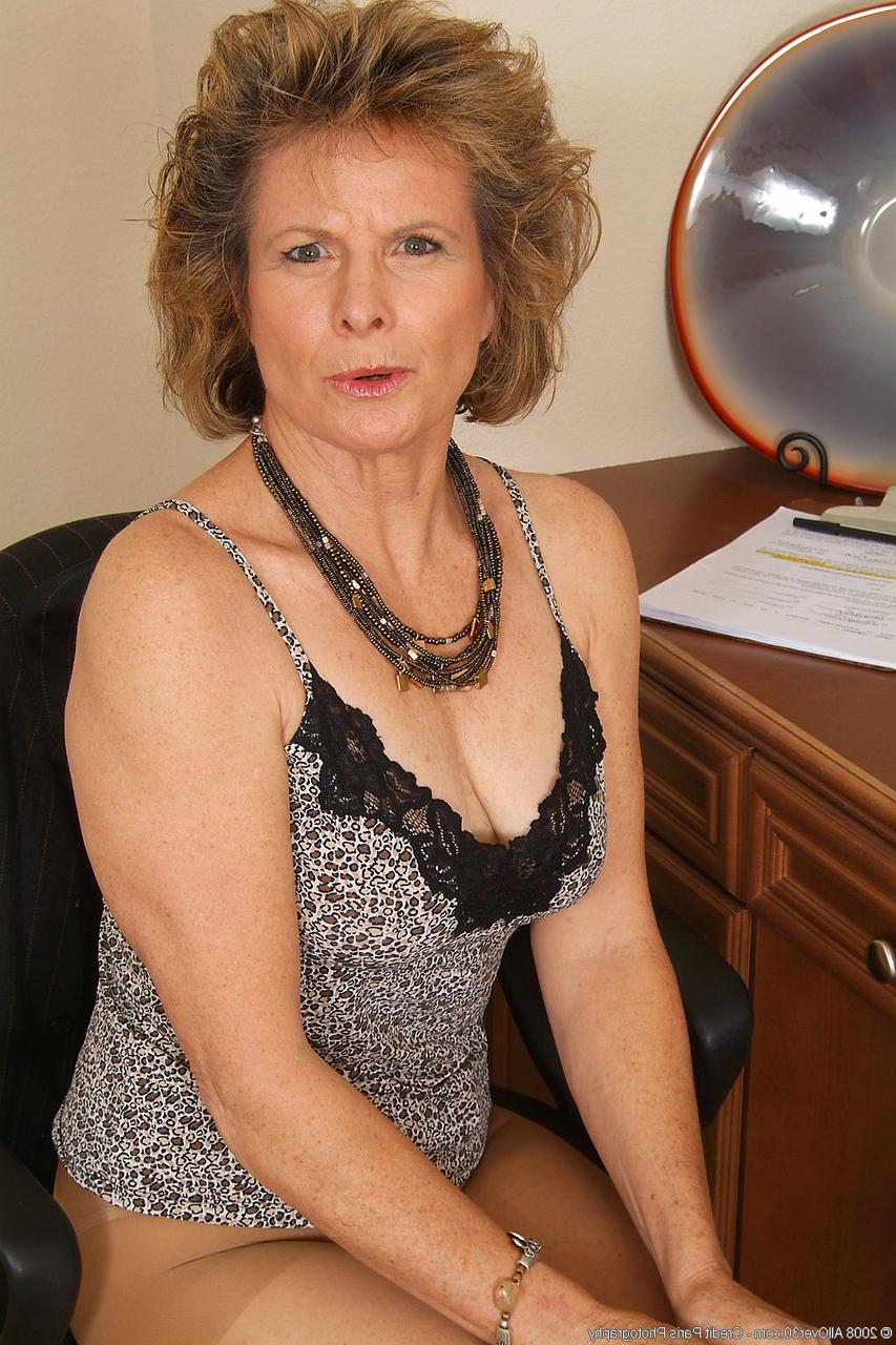 20P Die versaute reife Judy entblößt bei der Arbeit ihre haarige Muschi und ihre schlaffen Titten