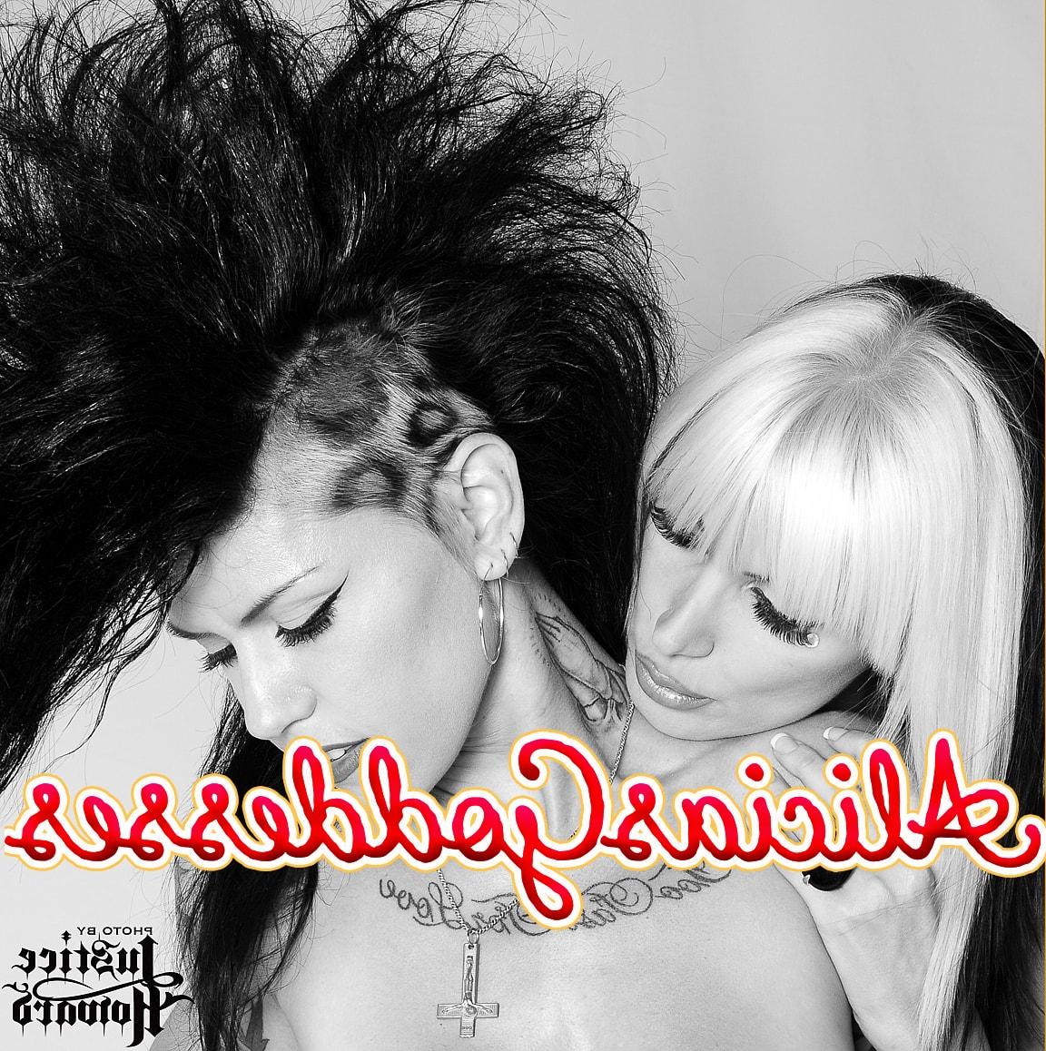13P As garotas sexy Brittany Andrews e sua namorada exibem seus peitos enormes juntas