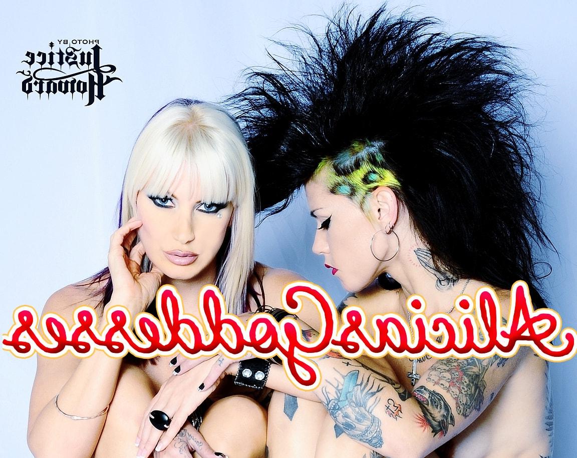 13P As garotas sexy Brittany Andrews e sua namorada exibem seus peitos enormes juntas