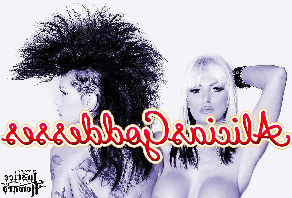 13P As garotas sexy Brittany Andrews e sua namorada exibem seus peitos enormes juntas