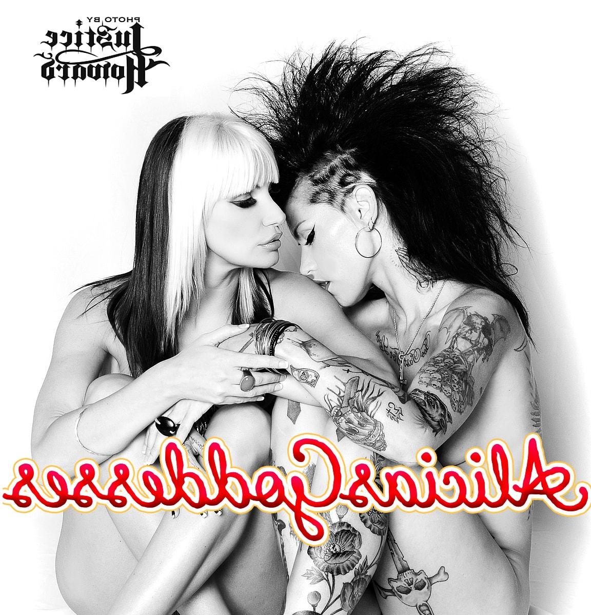 13P As garotas sexy Brittany Andrews e sua namorada exibem seus peitos enormes juntas