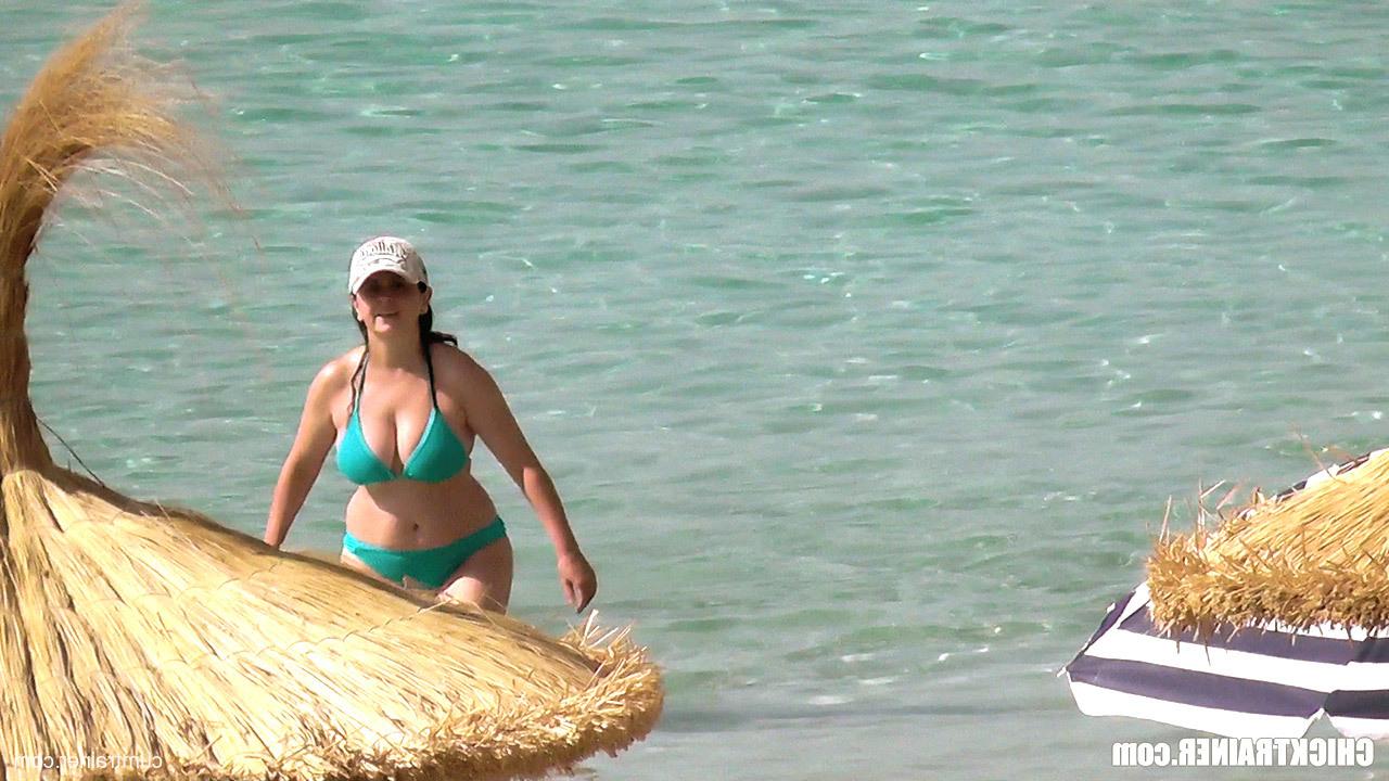 20P MILF chaude aux gros seins Britney avale une bite en train de se branler pour un cocktail de sperme