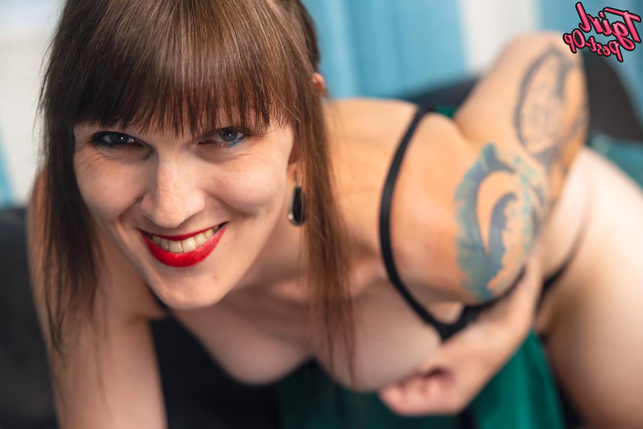 16P Transexuelle brune coquine avec des tatouages ​​Annie Layne se déshabille et joue avec sa chatte