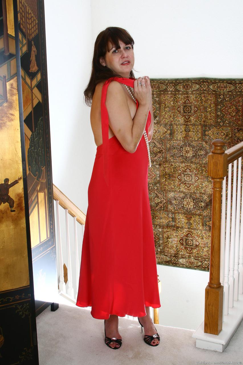 20P Linda morena madura Kitty L posa sem calcinha em seu longo vestido vermelho