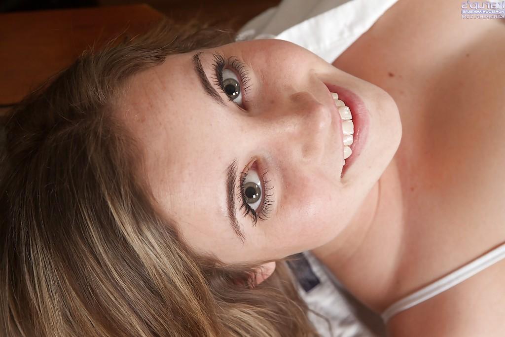 16P A adolescente sensual Kinsley Eden com lindo corpo jovem estica sua buceta rosa