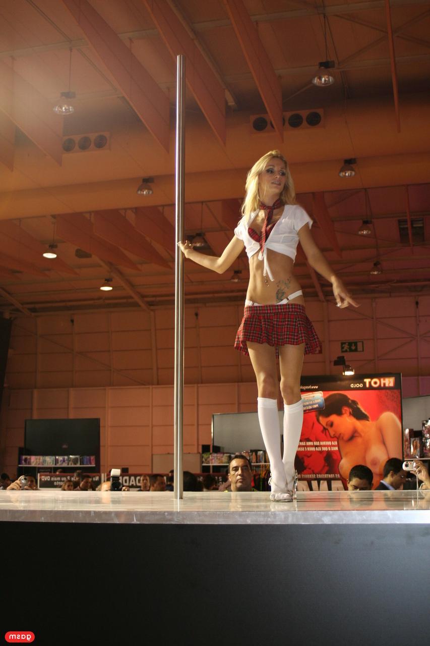 15P ポルトガルのポール ダンサー、エリカ フォンテスさんがハンサムなクライアントにラップ ダンスを披露