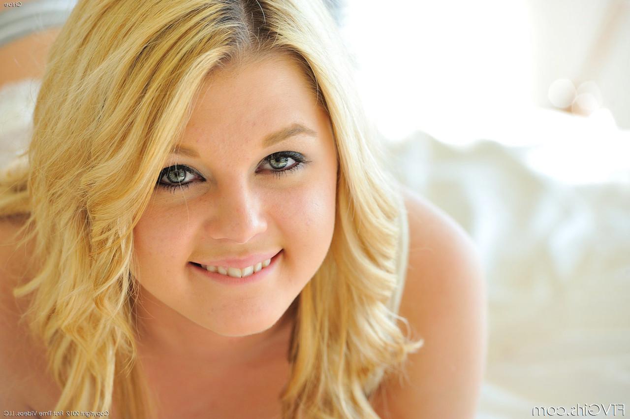 15P Une jolie fille blonde étend son cul et doigte sa chatte d'adolescent