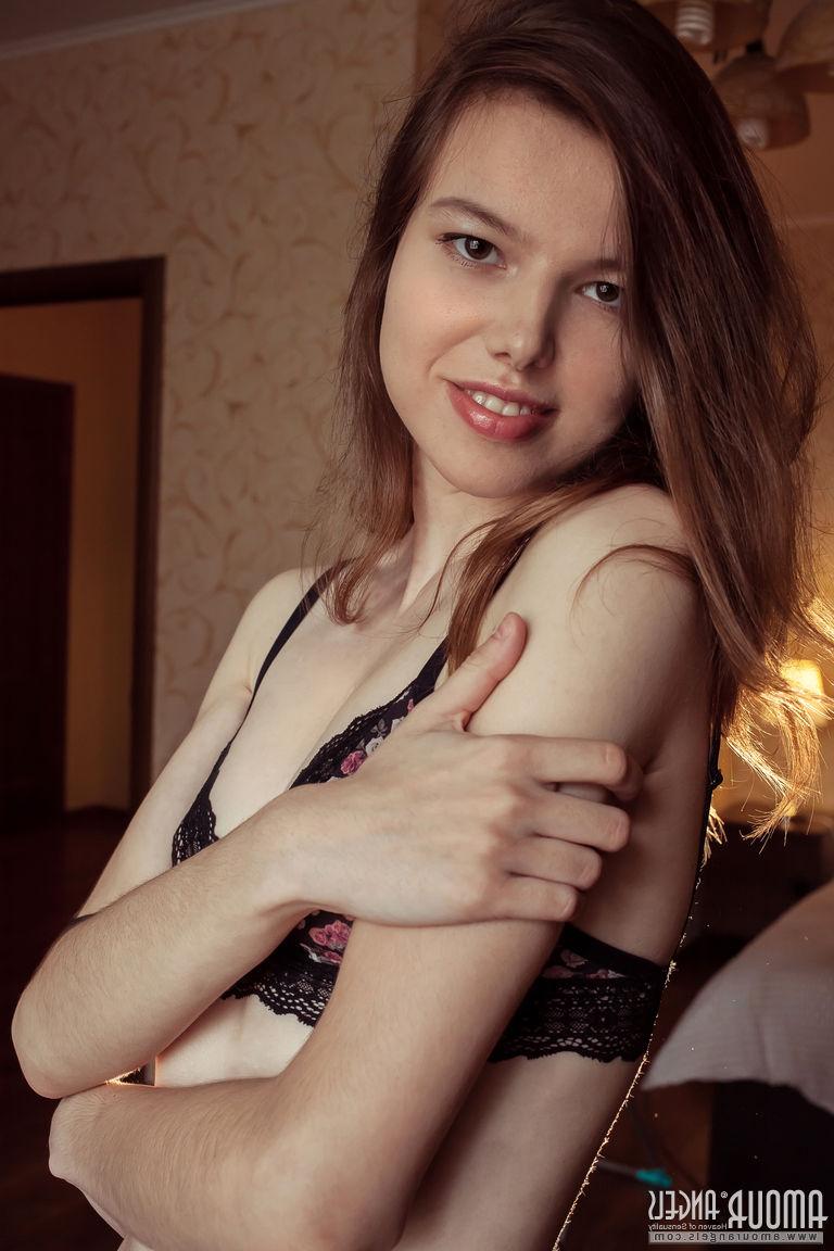 20P Bonita doce e sexy em lingerie de renda mostrando seus peitos minúsculos na janela