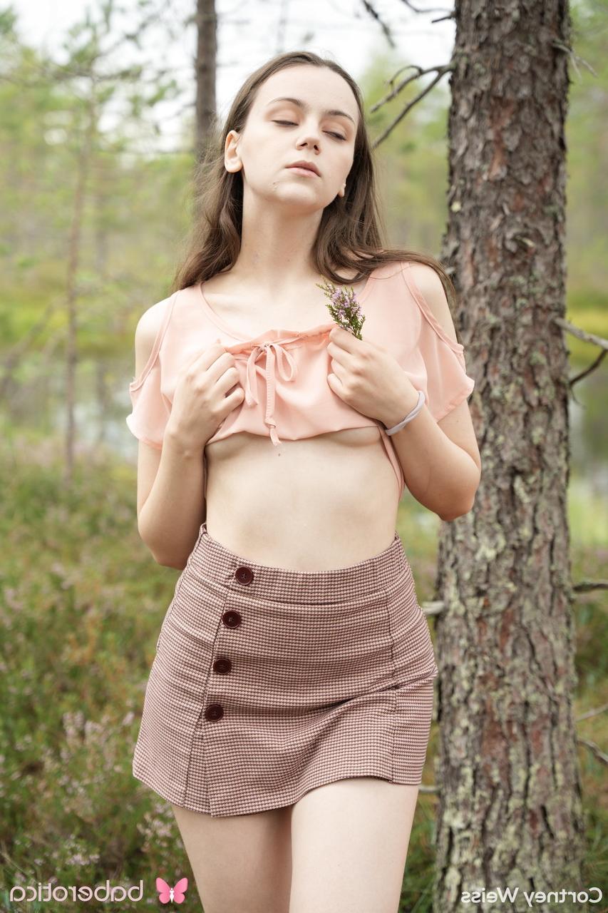 20P Skinny babe Cortney Weiss strips naked & toys her shaved pussy outdoors