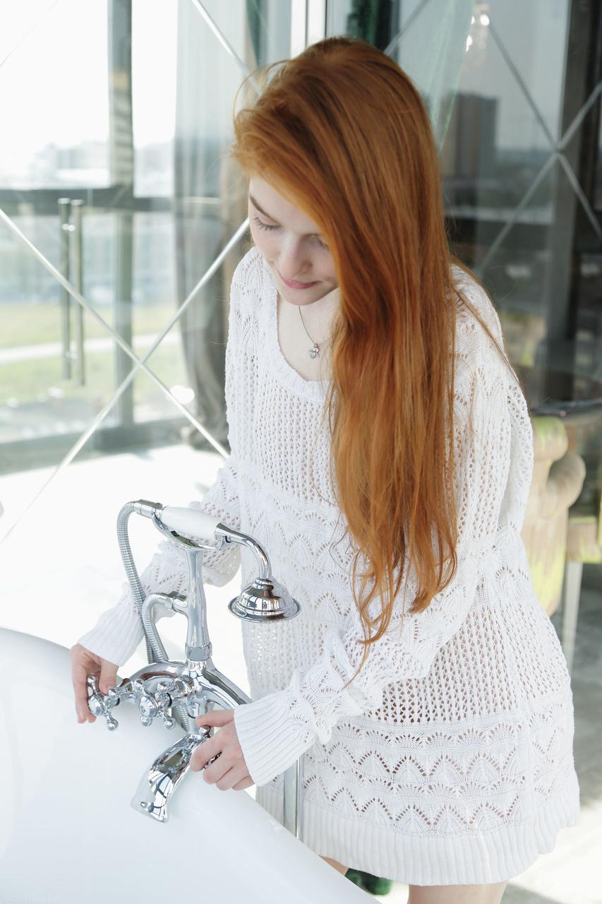 20P Jia Lissa, jeune rousse et sexy, exhibe son magnifique corps nu dans la salle de bain.