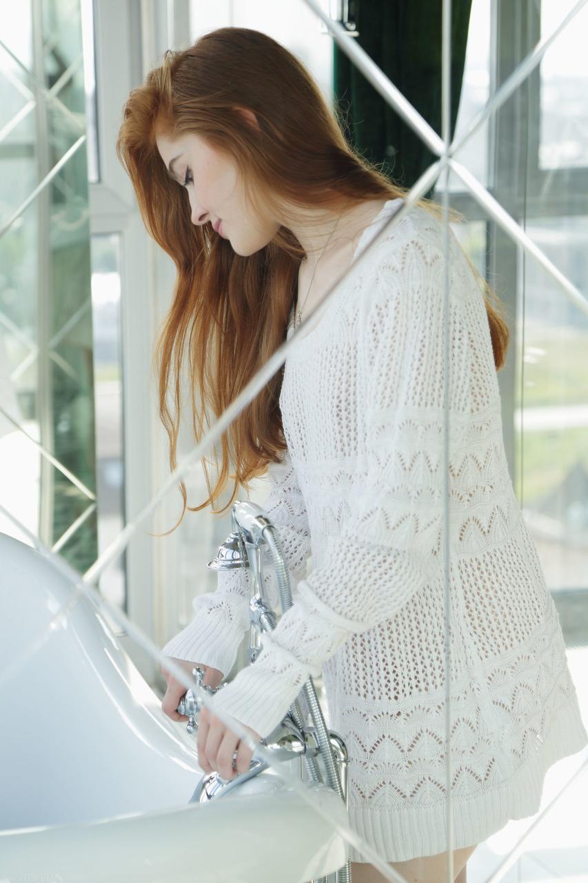 20P Jia Lissa, jeune rousse et sexy, exhibe son magnifique corps nu dans la salle de bain.