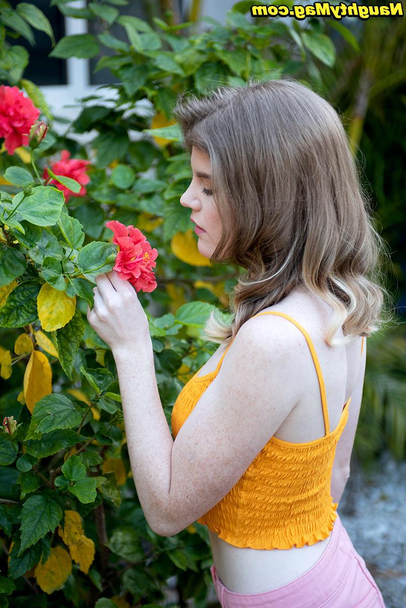 16P Nikki Sweet, première fois, cueille des fleurs fraîches avant d'exposer ses petits seins.