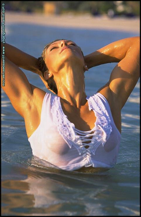15P Fitness model Alana Reis hits upon great poses in and out of the ocean