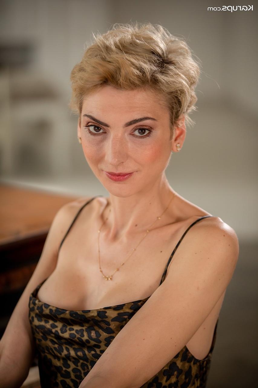 18P La blonde aux cheveux courts Natalie Anna fait ses débuts nues sur un banc de piano.