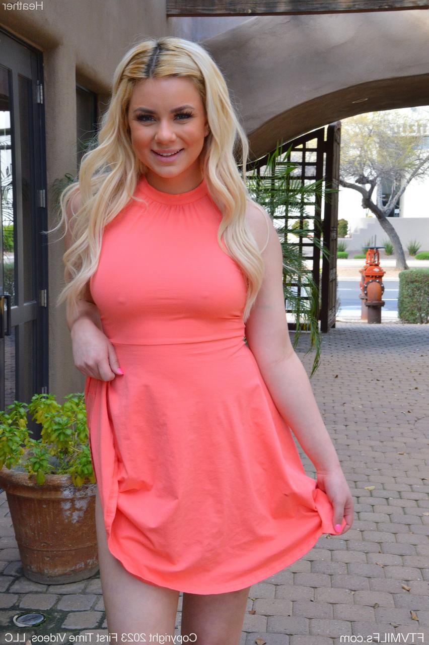 20P Sexy MILF Heather mostra sua bunda gostosa e sua buceta raspada em público