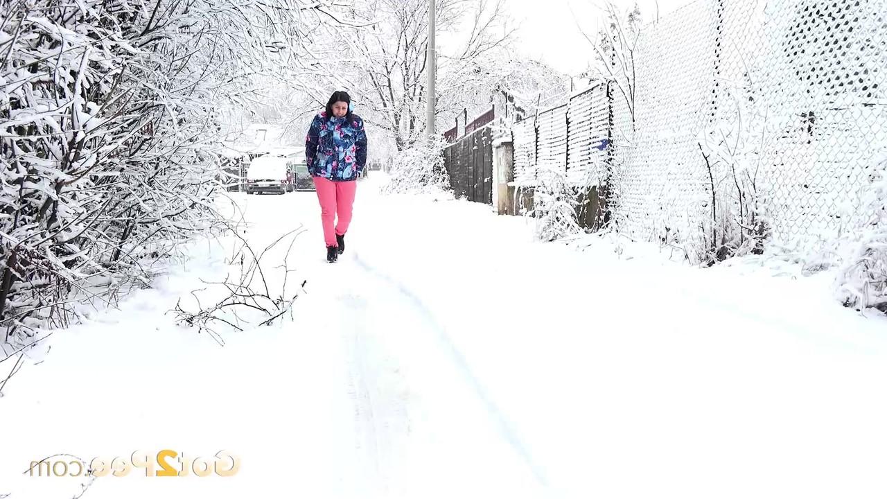 15P La chica caucásica Henna se baja los pantalones rosas para orinar en una calle cubierta de nieve